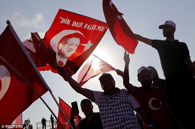Người dân Thổ Nhĩ Kỳ vẫy quốc kỳ nước này trong cuộc tuần hành sau sự kiện đảo chính bất thành tháng 7 năm nay - Ảnh: Reuters