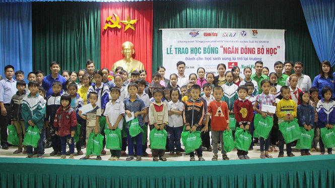 Học sinh, giáo viên huyện Vũ Quang nhận học bổng “Ngăn dòng bỏ học” sau lũ của báo Tuổi Trẻ - Ảnh: DOÃN HÒA