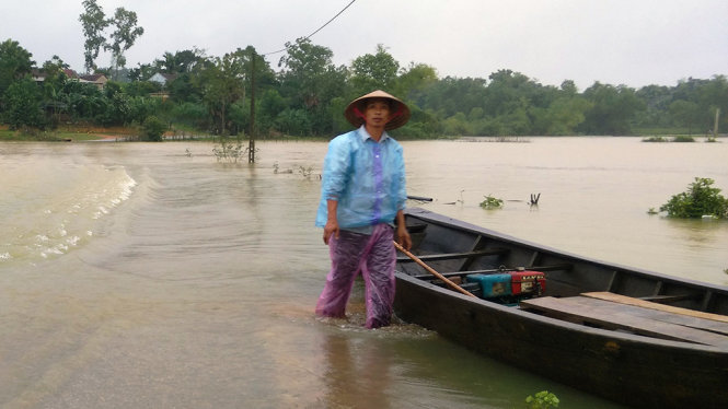 Bị cô lập người dân xã Phương Điền, huyện Hương Khê, Hà Tĩnh đi lại bằng thuyền - Ảnh: VĂN ĐỊNH