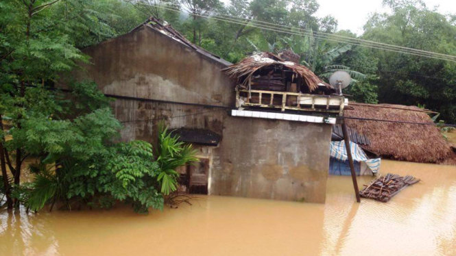 Nhiều nhà dân ở huyện Kỳ Anh, tỉnh Hà Tĩnh bị ngập sâu trong nước lũ - Ảnh: THẮNG DINH