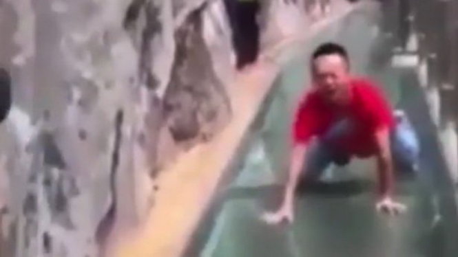 Một du khách vừa khóc vừa bò qua cầu đáy kính Trung Quốc - Ảnh chụp từ clip