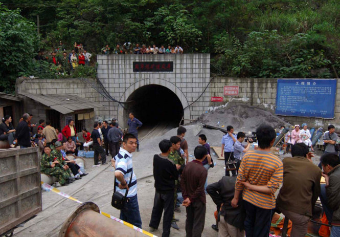 Cơ quan chức năng và giới truyền thông tụ tập về hiện trường vụ nổ mỏ thang - Ảnh: Xinhua