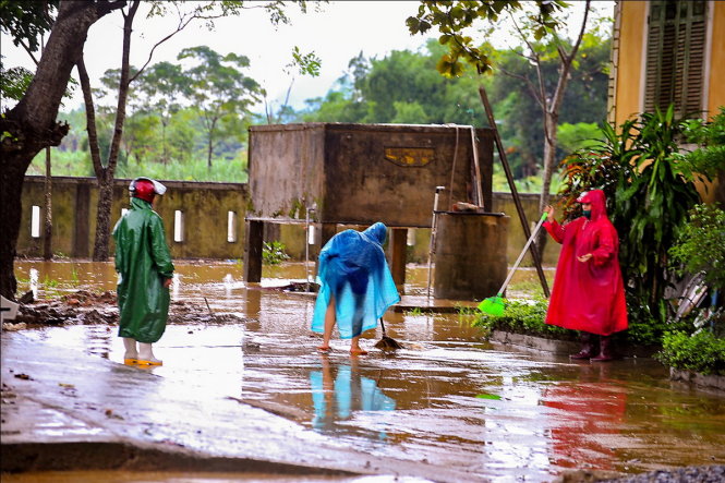 Các cô giáo trường Tiểu học Mai Hóa có mặt tại trường để làm việc với phương châm: Nước rút đến đâu quét dọn bùn lũ đến đó.