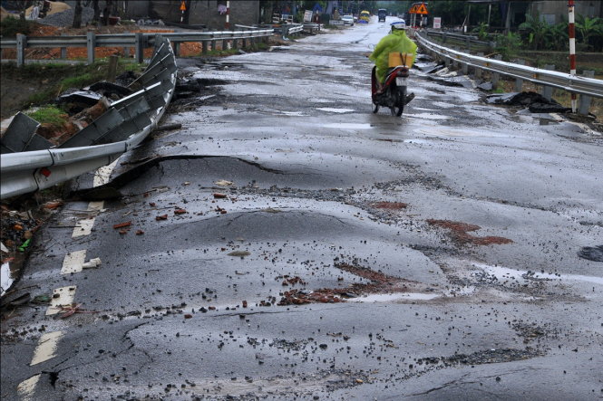 Mặc dù đã sau lũ đã nửa tháng nhưng khúc đường Quốc lộ 12A đoạn chạy qua xã Mai Hóa vẫn chưa được xử lý và sửa chữa.
