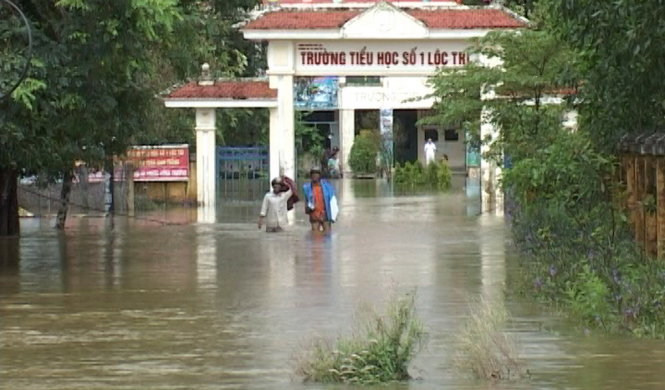 Nước mưa thoát chậm gây ngập khu vực trường tiểu học Lộc Trì 1