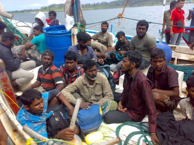 Những di dân người Sri Lanka đang tìm đường tới Úc bị lực lượng chức năng Indonesia ngăn chặn ở ngoài khơi phía tây đảo Sumatra - Ảnh: AFP