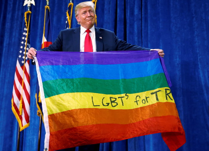 Ứng cử viên Trump đi vận động cộng đồng người đồng tính tại TP Greeley, bang Colorado, ngày 30-10 - Ảnh: Reuters