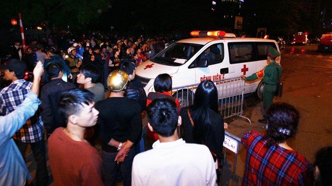 Một chiếc xe cấp cứu đưa xác của các nạn nhân khỏi hiện trường - Ảnh: Nguyễn Khánh