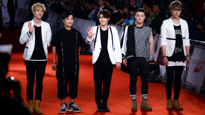 Một nhóm nhạc Hàn Quốc tại thảm đỏ Liên hoan phim