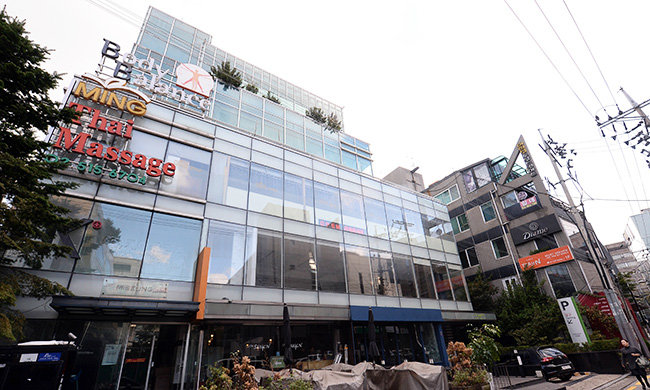 Văn phòng của ông Ko Young-tae nằm trong tòa nhà bên phải, ngay cạnh nơi ở của bà choi Soon-il ở một tòa nhà khác. Cả hai tòa nhà này đều thuộc sở hữu của bà Choi - Ảnh: Korea Times