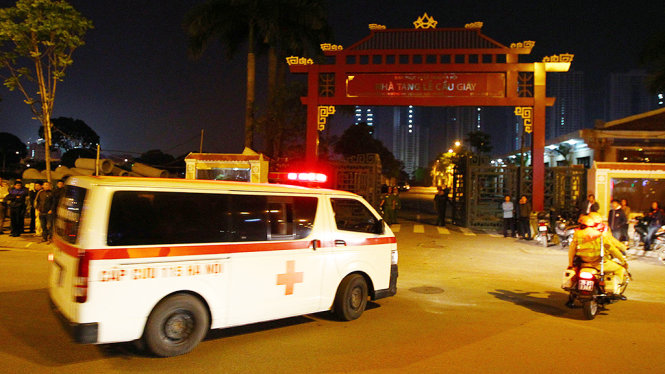 Chiếc xe cấp cứu đưa xác các nạn nhân về Nhà tang lễ Cầu Giấy - Ảnh: Nguyễn Khánh