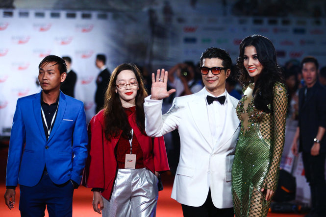 Đạo diễn Dustin Nguyễn (thứ ba từ trái qua phải) xuất hiện lịch lãm trên thảm đỏ