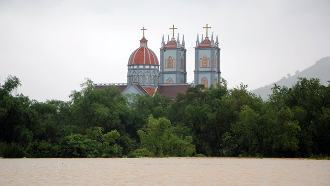Một nhà thờ bị nước lũ bủa vây bốn phía - Ảnh: DOÃN HÒA
