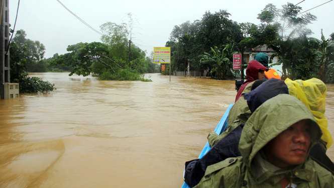 Một số khu dân cư huyện Cẩm Xuyên bị ngập nước do mưa lớn cộng với việc Hồ Kẻ Gỗ xả tràn - Ảnh: DOÃN HÒA