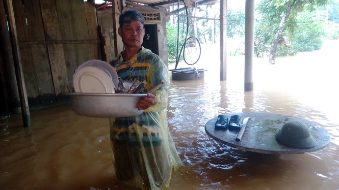Nước lũ vào ngập nhà, ông Nguyễn Văn Lan, ở xã Lộc Yên, huyện Hương Khê di dời tài sản lên cao -Ảnh: VĂN ĐỊNH