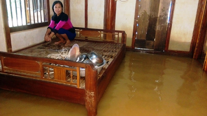 Nước ngập vào nhà dân làm đời sống người dân Hương Khê đảo lộn - Ảnh: VĂN ĐỊNH