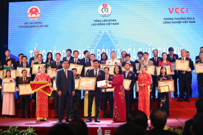 Ông Lê Cự Tân, Chủ tịch HĐQT (đứng giữa, hàng thứ nhất) thay mặt PVFCCo nhận Giải thưởng và Bằng khen của Thủ tướng tại Lễ trao giải ngày 29/10/2016. ảnh V. Thủy