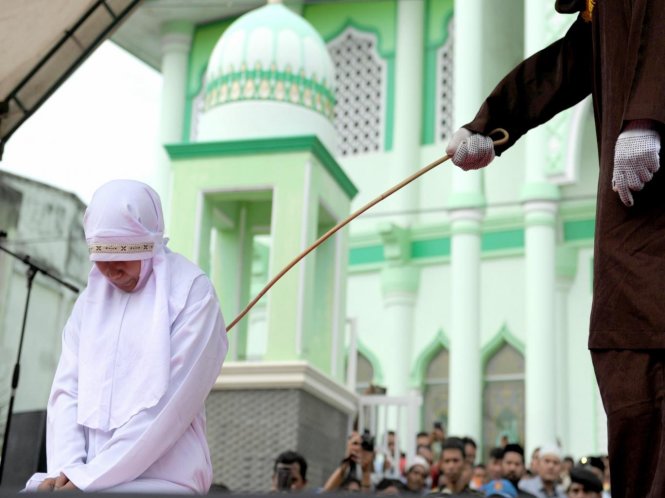 Những người ở tỉnh Banda Aceh của Indonesia sẽ bị phạt đánh roi trước mặt mọi người khi vi phạm những quy định trong luật Hồi giáo Sharia - Ảnh: Getty Images