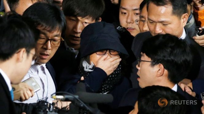 Bà Choi Soon Sil trong vòng vây của các phóng viên khi đến văn phòng công tố - Ảnh: Reuters