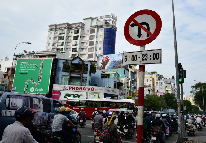 Biển cấm quay đầu và cấm rẽ trái trên đường Nguyễn Thị Minh Khai, Q.1, TP.HCM - Ảnh: HỮU THUẬN