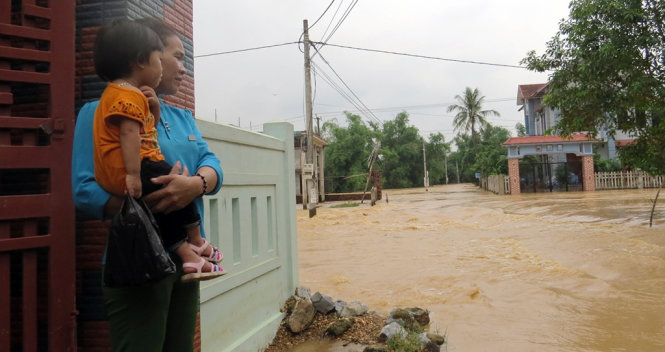 Một đoạn đường xóm tại xã Cảnh Hóa (Quảng Trạch) nước vẫn cuồn cuộn đổ về - Ảnh: QUỐC NAM
