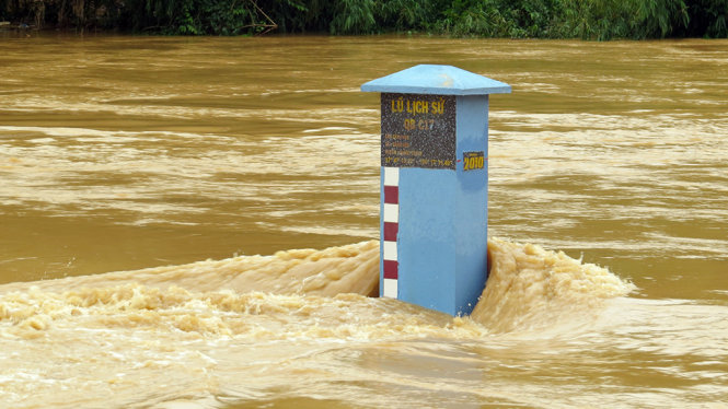 Nước trên sông Gianh tại Cảnh Hóa chỉ cách đỉnh lũ lịch sử 2010 hơn nửa mét - Ảnh: QUỐC NAM