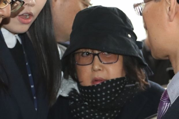 Bà Choi Soon-sil giữa vòng vây phóng viên, người biểu tình trước văn phòng công tố ở thủ đô Seoul - Ảnh: EPA