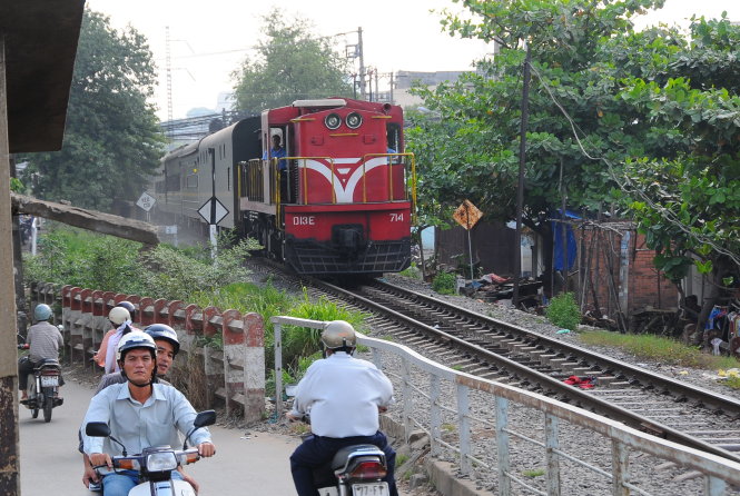Lạng Sơn muốn làm sớm đường sắt kết nối với Trung Quốc trong khi theo đại diện Bộ GTVT, tuyến này nhu cầu chưa nhiều. Trong ảnh: tuyến tàu hỏa Bắc - Nam khởi hành từ TP.HCM   - Ảnh: T.T.D.