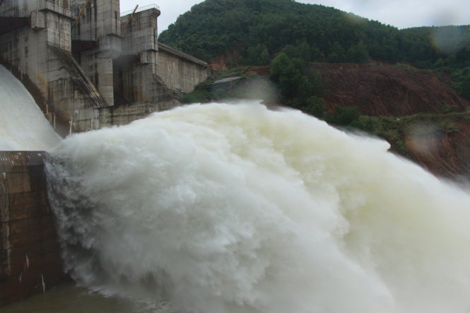 Hồ thủy điện Hương Điền ở đầu nguồn sông Bồ đã mở hai cửa để xả nước, với lưu lượng 165m3/s, nhằm trở về mực nước đón lũ. Ảnh chụp lúc 15g chiều 2-11 - Ảnh: Minh Tự