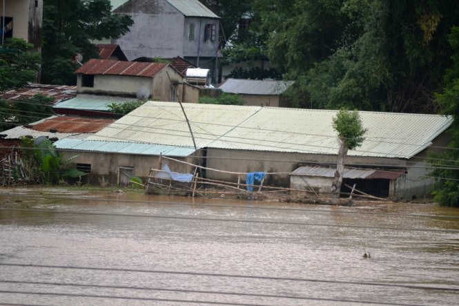Những ngôi nhà ven khu vực sông Vu Gia, xã Đại Lãnh, huyện Đại Lộc bị ngập sâu trong nước - Ảnh: Lê Trung
