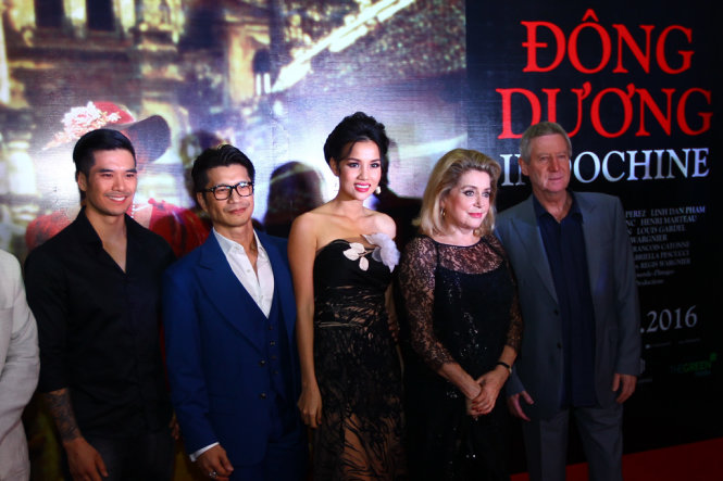 Đạo diễn nổi tiếng người Pháp Regis Wargnier và minh tinh Catherine Deneuve (bên trái) cùng với các diễn viên Việt Nam tại buổi công chiếu bộ phim 