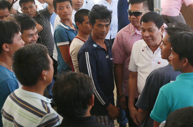Tổng thống Duterte tiễn ngư dân Việt Nam bị bắt về nước - Ảnh: AP