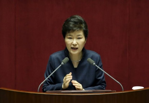Tổng thống Hàn Quốc Park Geun Hye đứng trước bê bối liên quan đến người bạn thân - Ảnh: Reuters