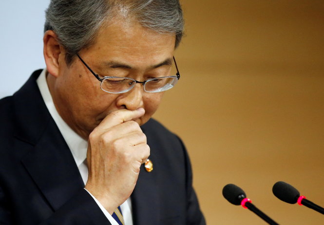 Tân Bộ trưởng Tài chính Yim Jong Yong phát biểu tại họp báo ở Văn phòng chính phủ tại thủ đô Seoul sáng 2-11 - Ảnh: Reuters