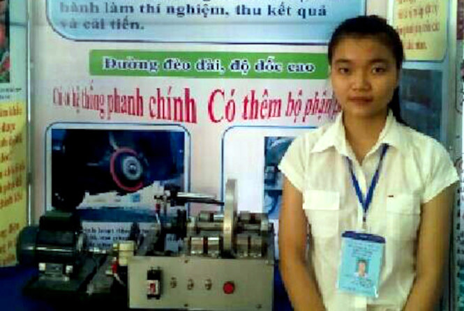 Bạn Nguyễn Việt Trinh bên mô hình “Phanh điện từ” - Ảnh: NVCC