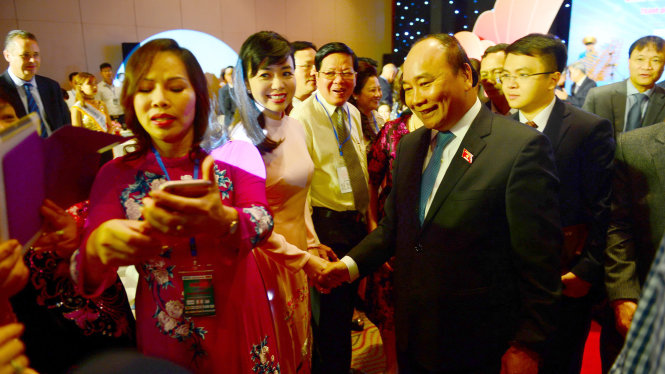Thủ tướng Nguyễn Xuân Phúc gặp gỡ các doanh nghiệp tại gala kết nối và hội nhập chào mừng hội nghị kinh tế đối ngoại 2016 tối 2-11 - Ảnh: Quang Định
