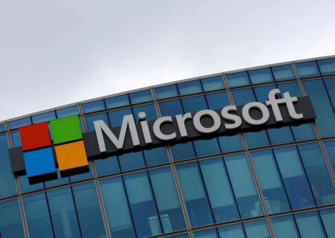 Logo của Microsoft được chụp tại Issy-les-Moulineaux, Pháp - Ảnh: Reuters