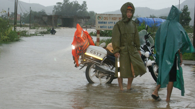 Lực lượng công an huyện Tuy Phước đã triển khai lực lượng chốt chặn tại các bờ tràn bị ngập sâu