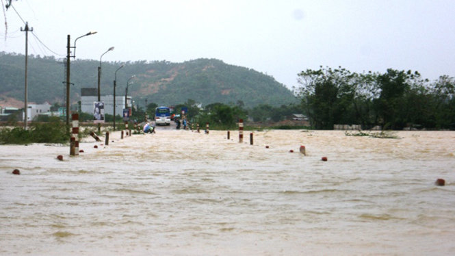 Tràn Huỳnh Mai ngập sâu trong nước hơn 0,5 mét