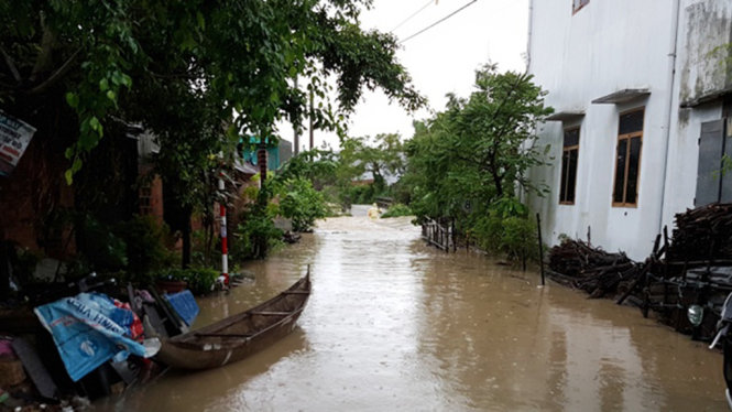 Đường vào một khu dân cư ở thị trấn Tuy Phước bị nước lũ chia cắt