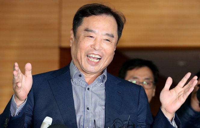 Ông Kim Byong Joon, người được đề cử làm thủ tướng, tổ chức họp báo tại Seoul ngày 2-11 - Ảnh: Reuters