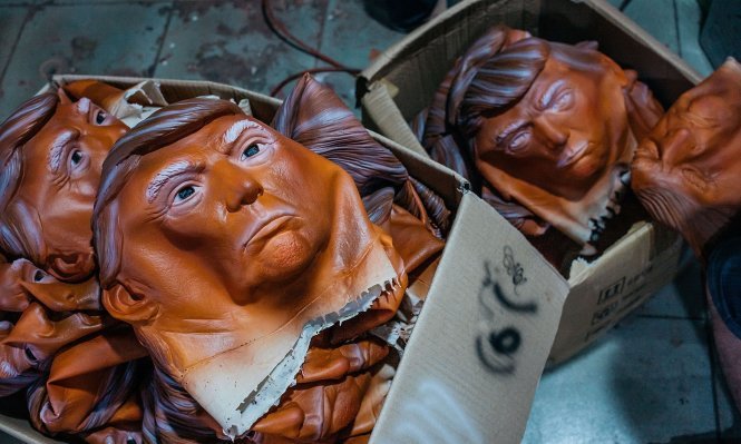 Những chiếc mặt nạ hình Donald Trump được sản xuất ở Trung Quốc dùng cho lễ hội Halloween - Ảnh: AFP