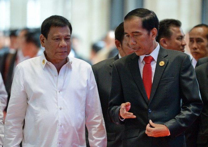 Tổng thống Philippines và Tổng thống Indonesia trò chuyện trong Hội nghị cấp cao ASEAN tại Lào vừa qua - Ảnh: AFP
