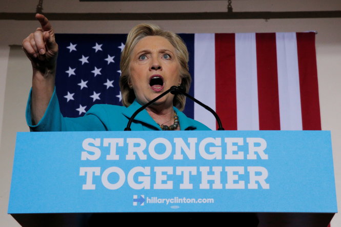 Bà Hillary Clinton vận động tại bang Florida tối 29-10 - Ảnh: Reuters