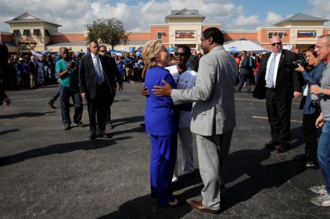 Ứng cử viên tổng thống Hillary Clinton gặp gỡ các cử tri bên ngoài khu vực bỏ phiếu sớm tại Lauderhill, bang Florida - Ảnh: Reuters