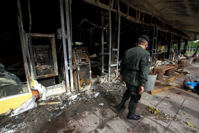 Binh sĩ Thái Lan khám hiện trường nơi bị đặt bom ở huyện Nong Chik thuộc tỉnh Pattani sáng 3-11 - Ảnh: Reuters