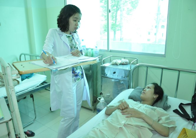 Thai phụ bị bệnh tiểu đường được thăm khám tại Bệnh viện Hùng Vương - Ảnh: Hữu Khoa