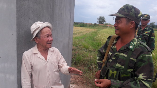 Ông Hai Bé chuyện trò cùng các chiến sĩ bộ đội biên phòng Việt Nam đi tuần tra bên cột mốc 285, biên giới Việt Nam - Campuchia - Ảnh: TIẾN TRÌNH