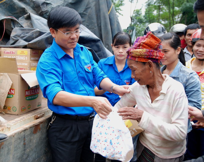 Người dân xã Hướng Hiệp, huyện Đakrông (Quảng Trị) nhận quà của bạn đọc báo Tuổi Trẻ - Ảnh: QUỐC NAM