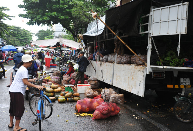 Mọi sinh hoạt, mua bán của dân TP Tuy hào đều đưa ra mặt đường - Ảnh: Nhóm ảnh của Dương Thanh Xuân